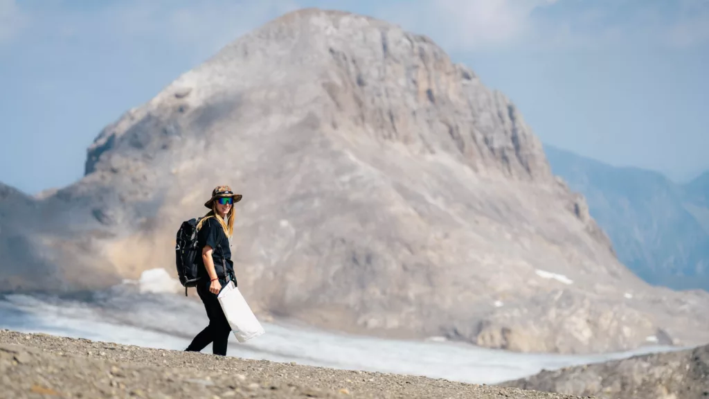 Petra qui Clean-Up avec montagne dans le fond 